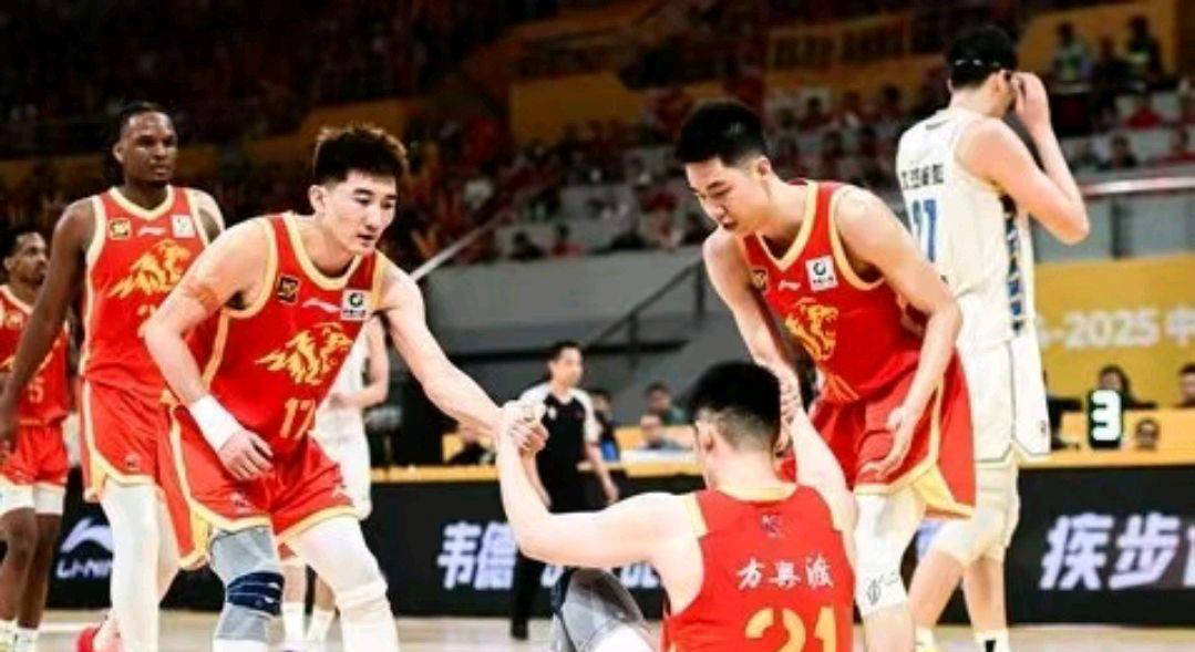-广厦男篮努力拼搏，赢得关键比赛