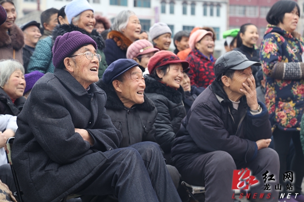 米兰体育官方下载-精彩比赛频频上演，观众乐不可支